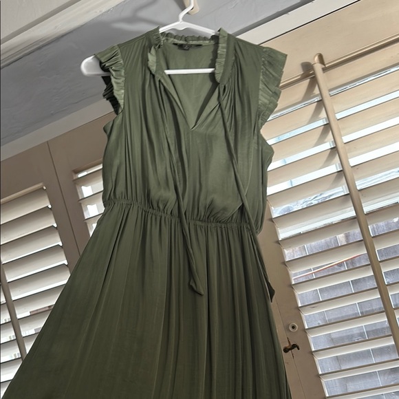 Banana Republic Green Midi Dress with V-Neck and Cap Sleeves - Picture 2 of 3